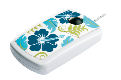 Biała myszka komputerowa z motywem kwiatowym w odcieniach niebieskiego i zielonego na białym tle.