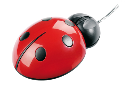 Czerwona myszka komputerowa w kształcie biedronki z czarnymi kropkami i kablem na białym tle.