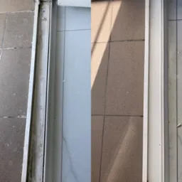 Porównanie stanu progu drzwi balkonowych przed i po czyszczeniu: widoczne zabrudzenia i pleśń usunięte z brązowych i białych płytek oraz białej ramy drzwiowej.