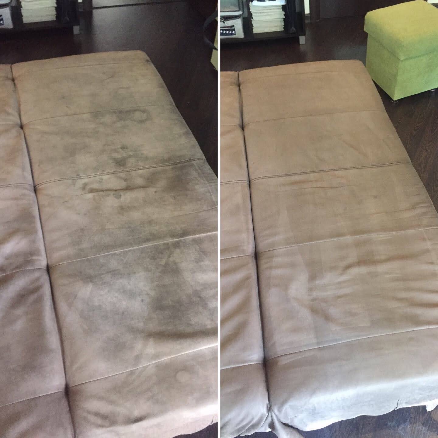 Porównanie stanu kanapy przed i po czyszczeniu, widoczne wyraźne różnice w czystości tapicerki, na ciemnej podłodze i w tle zielony puf.