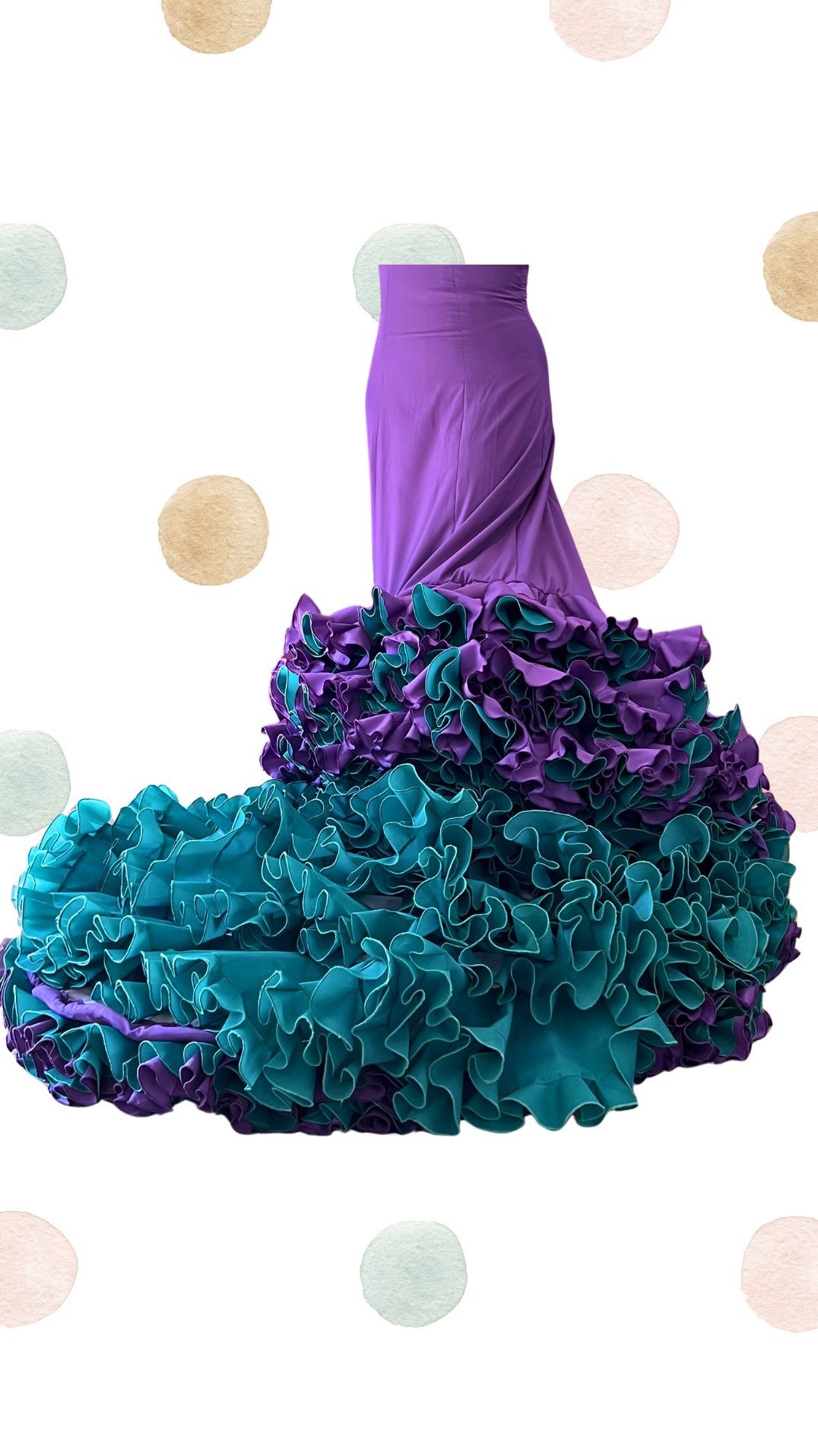 Fioletowo-turkusowa suknia do tańca flamenco z falbanami, na białym tle z dekoracyjnymi kropkami.