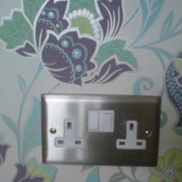 CEZARY ADAM GREZEL - Tapetowanie, widoczne gniazdko UK