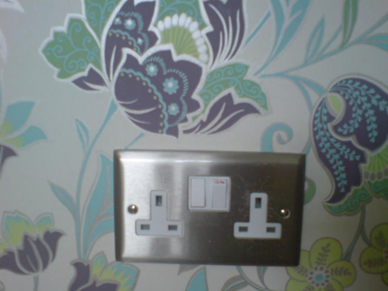 Tapetowanie, widoczne gniazdko UK