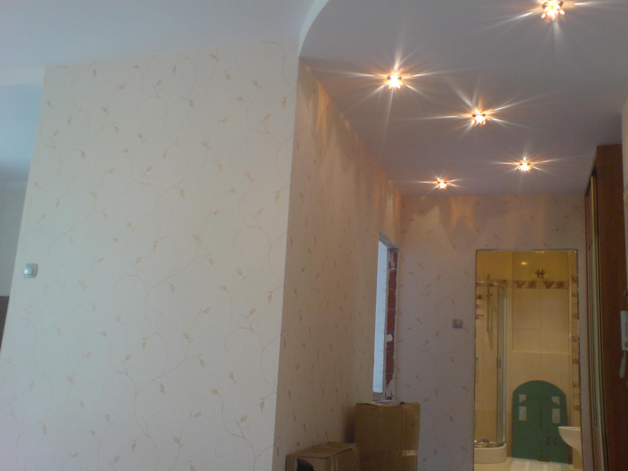 Malowanie sufitu i tapetowanie