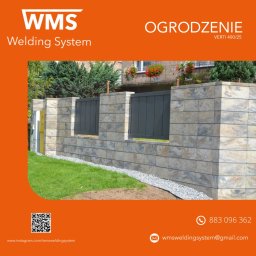 WMS Group Poland Sp. z o.o. - Nowoczesne ogrodzenie modułowe z elementami metalowymi w kolorze grafitowym, wykonane z bloczków imitujących kamień, otoczone trawnikiem i drobnym żwirem.