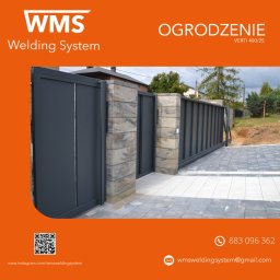 WMS Group Poland Sp. z o.o. - Nowoczesna, przesuwna brama wjazdowa w kolorze grafitowym, z kamiennymi słupkami, na tle kostki brukowej i trawnika.