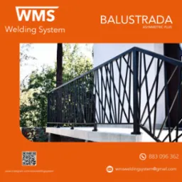 Czarna, metalowa balustrada z asymetrycznym wzorem na balkonie, widok na zieleń ogrodu w tle, prezentacja firmy spawalniczej.