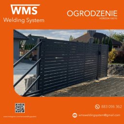 WMS Group Poland Sp. z o.o. - Nowoczesna, przesuwna brama wjazdowa z poziomych profili, w kolorze antracytowym, na tle domu jednorodzinnego i starannie wysypanego żwiru, z widocznym logo firmy WMS Welding System i danymi...