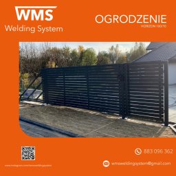 WMS Group Poland Sp. z o.o. - Nowoczesna, przesuwna brama wjazdowa z poziomych profili, model Horizon 100/10, na tle jesiennego ogrodu i domu.