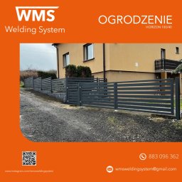 WMS Group Poland Sp. z o.o. - Nowoczesne ogrodzenie panelowe Horizon 100/40 w kolorze grafitowym, z bramą i furtką, na tle domu z balkonem.