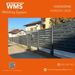 WMS Group Poland Sp. z o.o. - Nowoczesne, poziome ogrodzenie panelowe w kolorze antracytowym, model Horizon 120/20, z widocznymi słupkami i podmurówką, w tle dom jednorodzinny i droga.