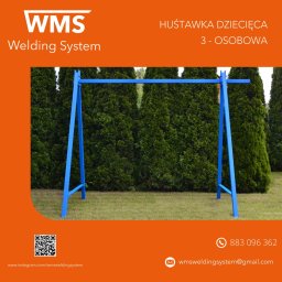 WMS Group Poland Sp. z o.o. - Reklama metalowej huśtawki dziecięcej dla trzech osób, pomalowanej na niebiesko, na tle trawnika i wysokich tuj; widoczne logo firmy WMS Welding System oraz dane kontaktowe.