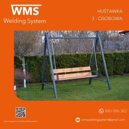 WMS Group Poland Sp. z o.o. - Trzyosobowa huśtawka ogrodowa z metalową konstrukcją i drewnianym siedziskiem, prezentowana na tle trawnika i żywopłotu.