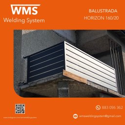 WMS Group Poland Sp. z o.o. - Nowoczesna, pozioma, czarno-biała balustrada balkonowa z metalowych profili, zamontowana na surowym, betonowym balkonie. Pomarańczowe tło z logo i danymi kontaktowymi firmy.