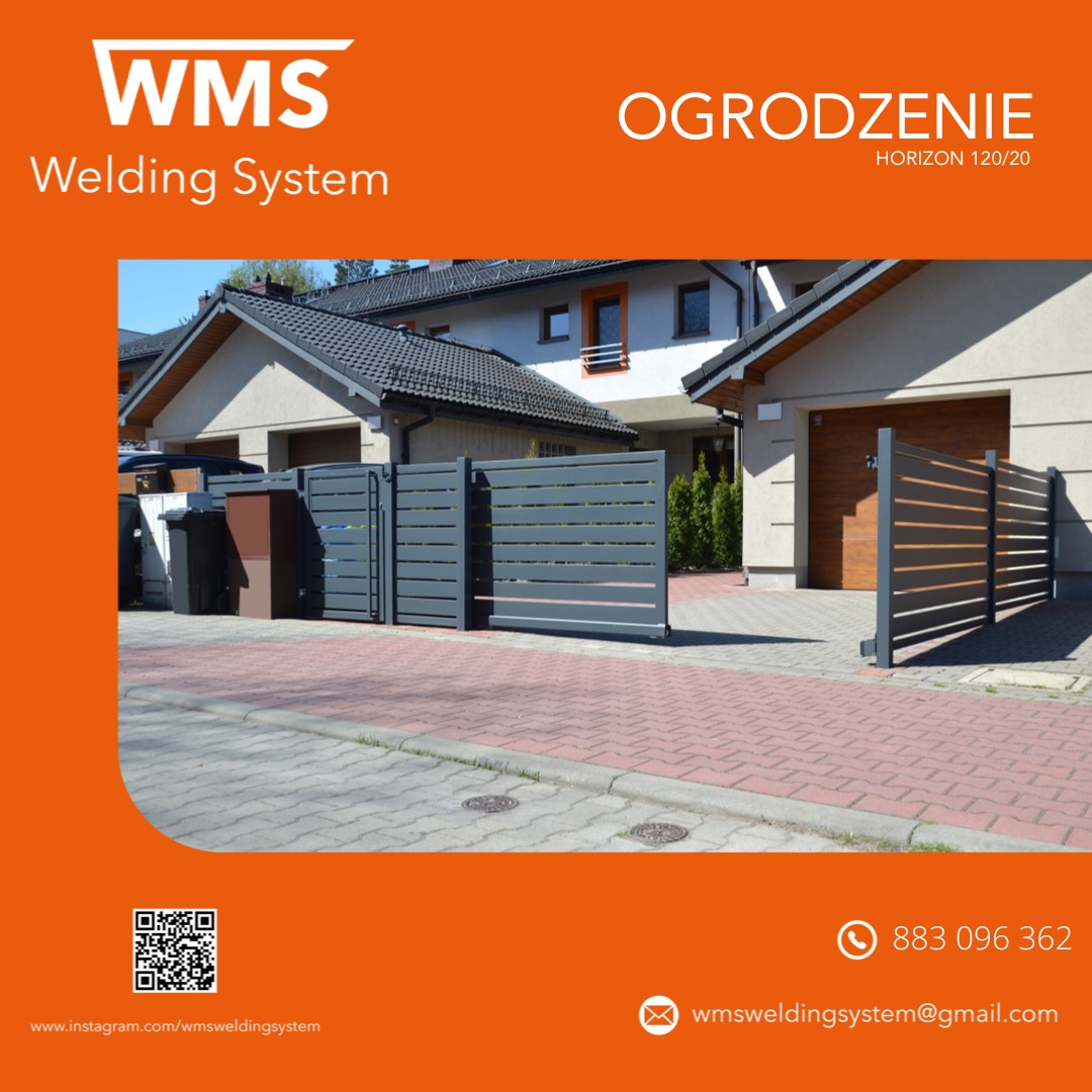 Nowoczesna brama wjazdowa i ogrodzenie panelowe w kolorze antracytowym, model Horizon 120/20, zrealizowane w Chorzowie. Widoczne dwa segmenty bramy przesuwnej i fragment ogrodzenia, z domem...