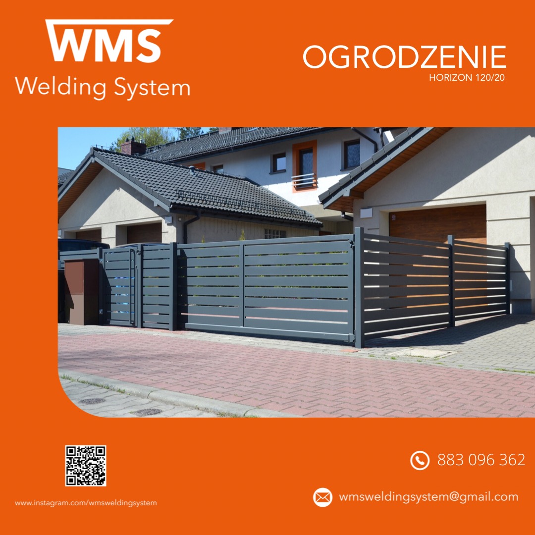 Nowoczesna, przesuwna brama wjazdowa i ogrodzenie panelowe z poziomych profili, w kolorze grafitowym, na tle domu jednorodzinnego z garażem i kostki brukowej.