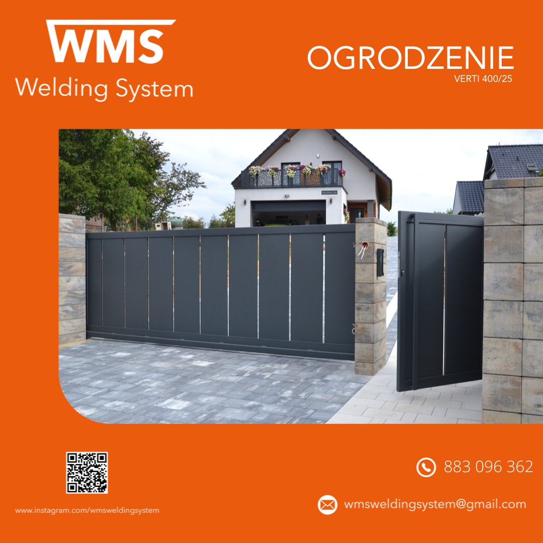 Nowoczesna, przesuwna brama wjazdowa w kolorze grafitowym, z pionowymi, srebrnymi akcentami, zamontowana na posesji z kostki brukowej i kamiennych słupków. W tle widoczny dom z garażem i balkonem.