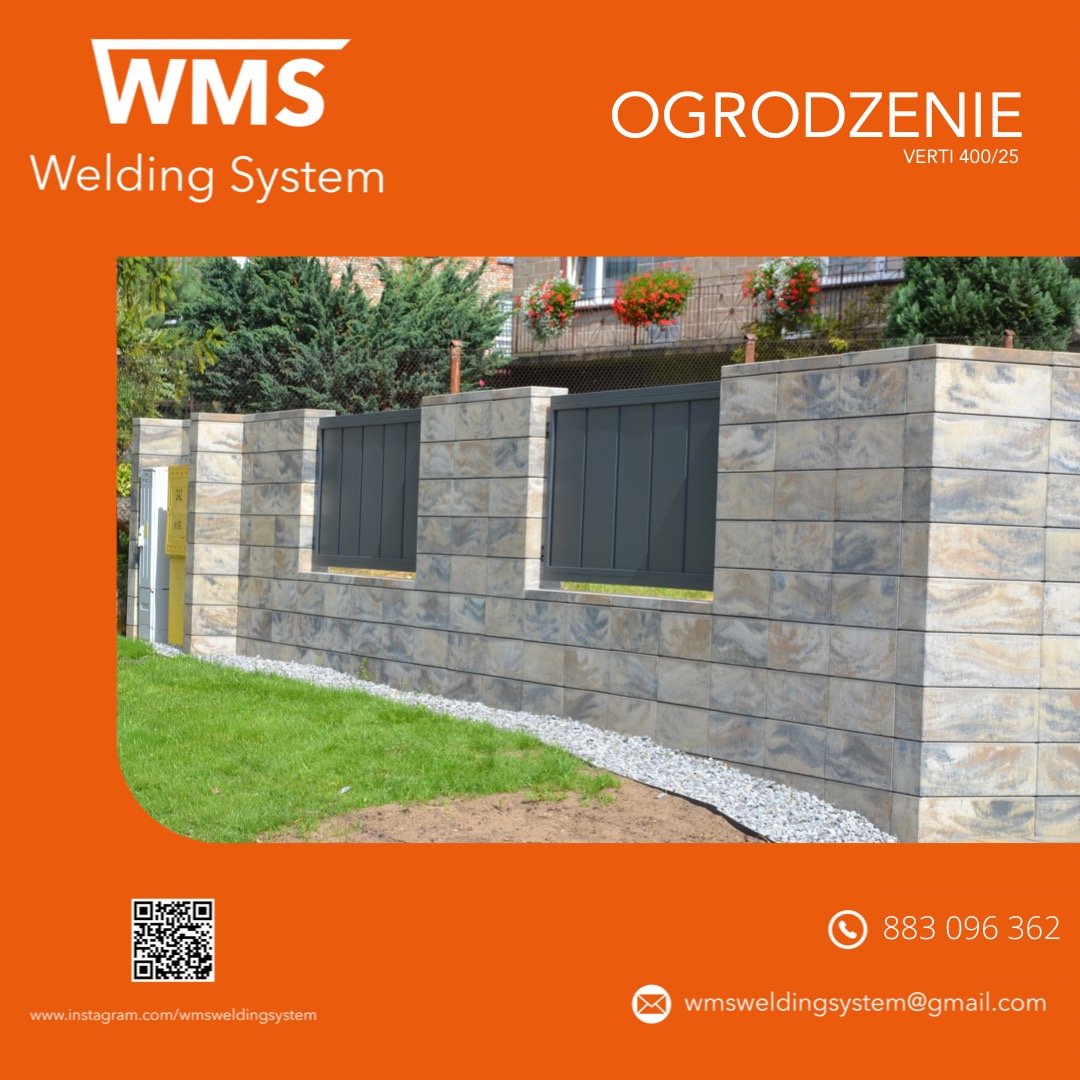 Nowoczesne ogrodzenie modułowe z elementami metalowymi w kolorze grafitowym, wykonane z bloczków imitujących kamień, otoczone trawnikiem i drobnym żwirem.