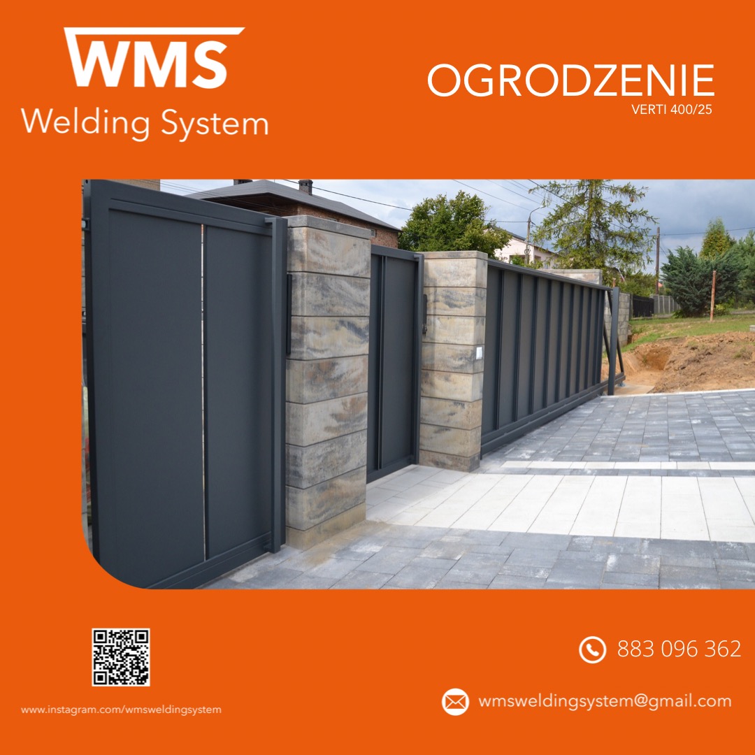 Nowoczesna, przesuwna brama wjazdowa w kolorze grafitowym, z kamiennymi słupkami, na tle kostki brukowej i trawnika.