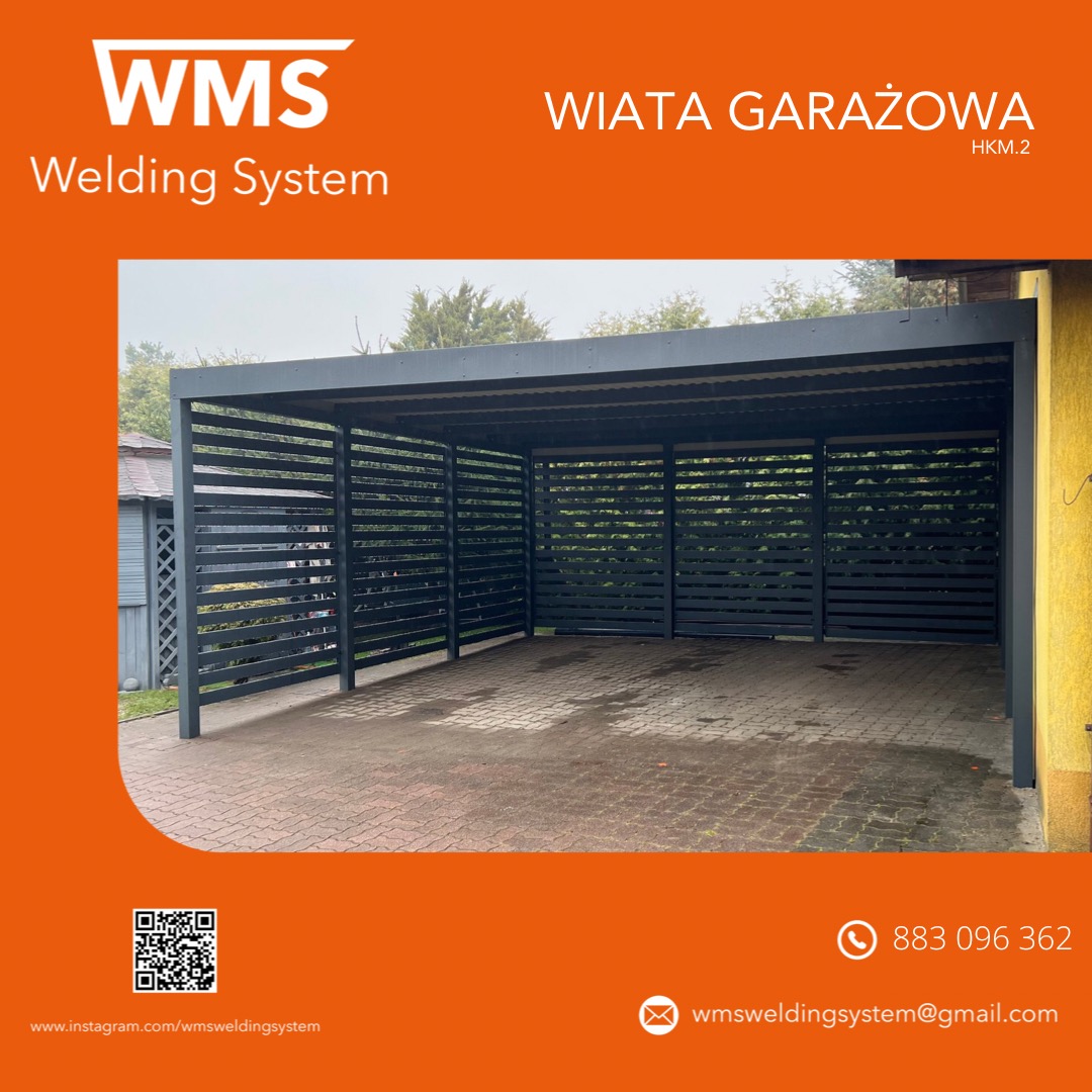 Nowoczesna wiata garażowa z metalowymi lamelami w kolorze antracytowym, postawiona na kostce brukowej. Widoczny fragment budynku z żółtą elewacją i mała altanka w tle.