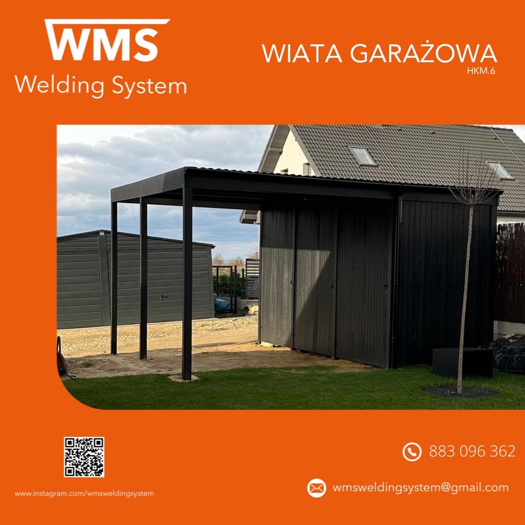 Ciemna wiata garażowa z metalową konstrukcją i drewnianym obiciem, widoczna na tle ogrodu i domu, z elementami identyfikacji wizualnej firmy nałożonymi na zdjęcie.