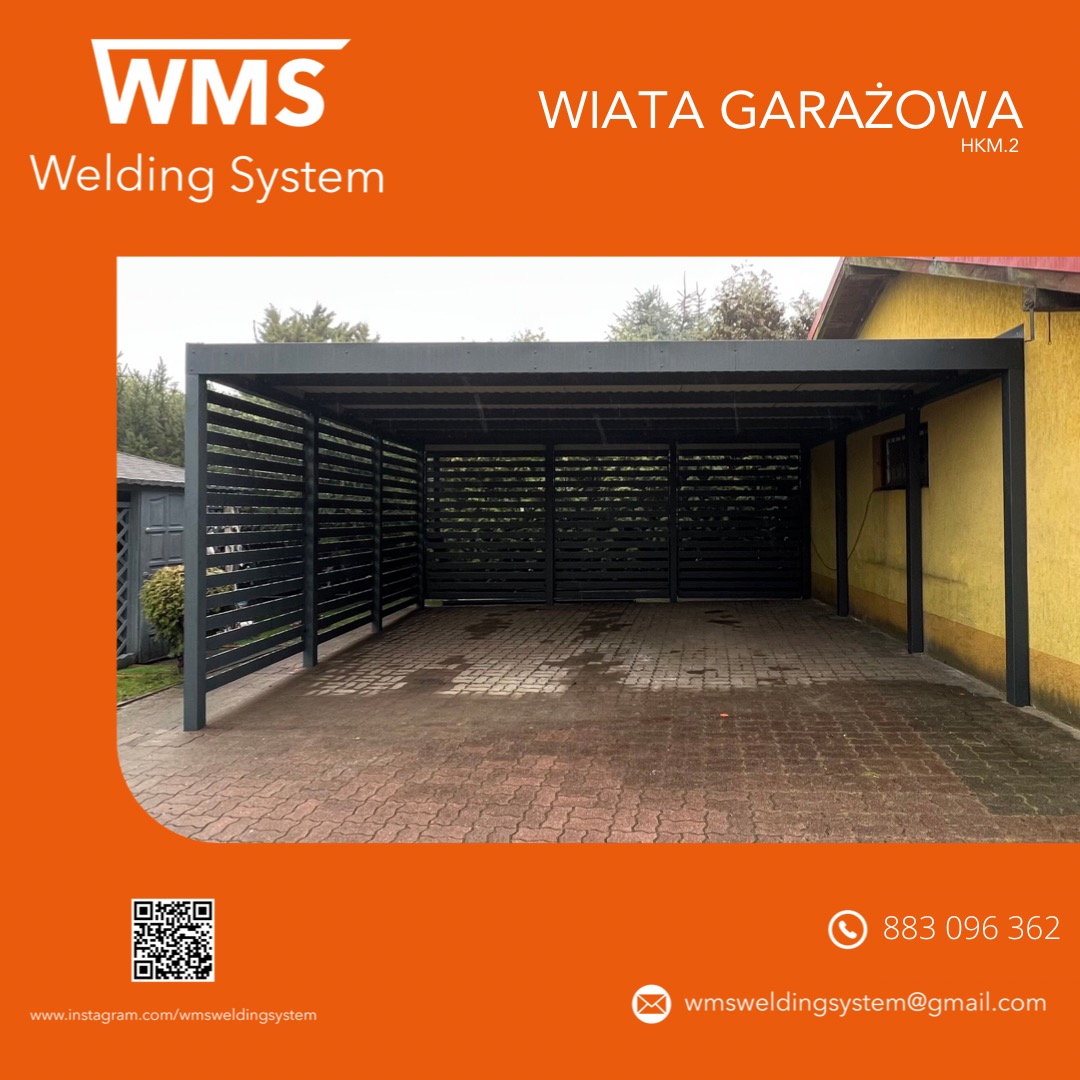 Nowoczesna wiata garażowa z metalową konstrukcją i lamelową ścianą boczną, na podjeździe z kostki brukowej, widoczna część budynku z żółtą elewacją.