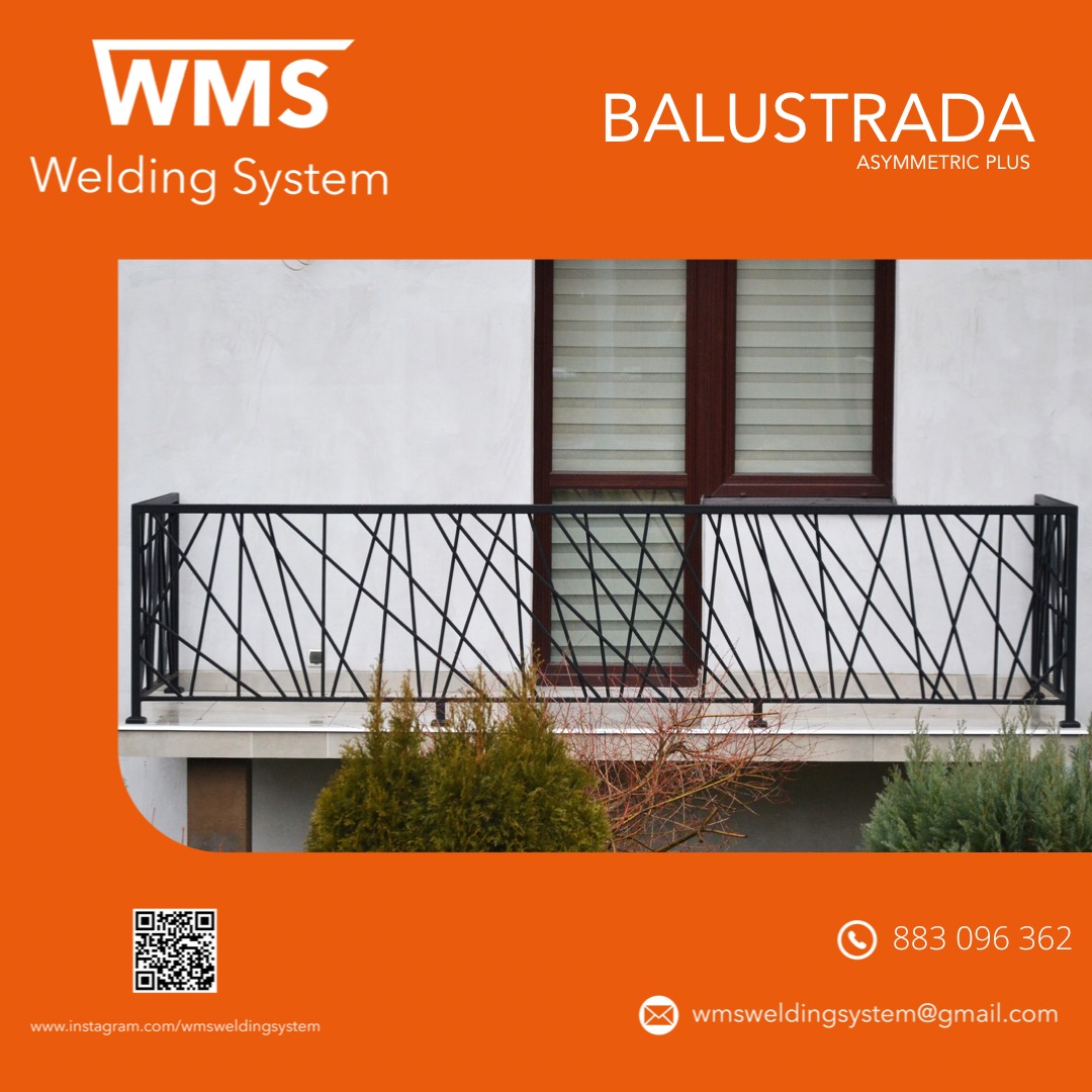 Czarna balustrada balkonowa o asymetrycznym wzorze z cienkich prętów na tle białej ściany z oknem i zielonych krzewów, prezentowana na pomarańczowym tle z logotypem i danymi kontaktowymi firmy.