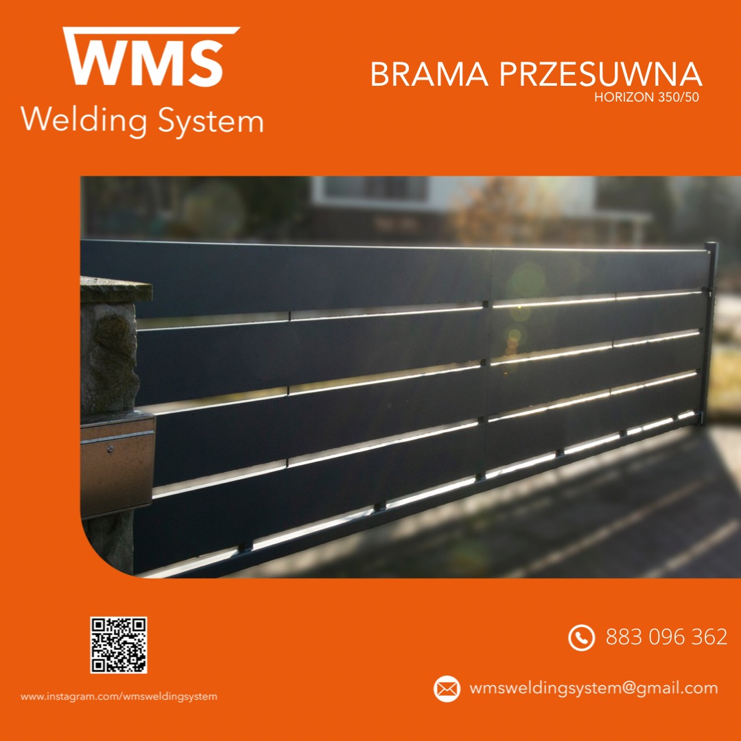 Nowoczesna, przesuwna brama wjazdowa z poziomych, grafitowych profili, zamontowana na posesji z kamiennym słupkiem i skrzynką na listy, prezentowana na pomarańczowym tle reklamowym z logo firmy.