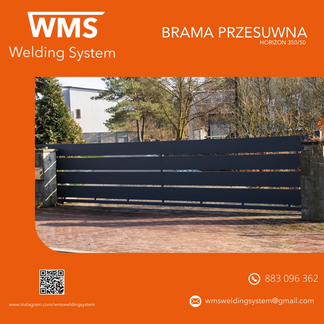 Grafitowa brama przesuwna z poziomymi panelami, zamontowana na kamiennych słupkach, widoczna na tle domu i drzew.