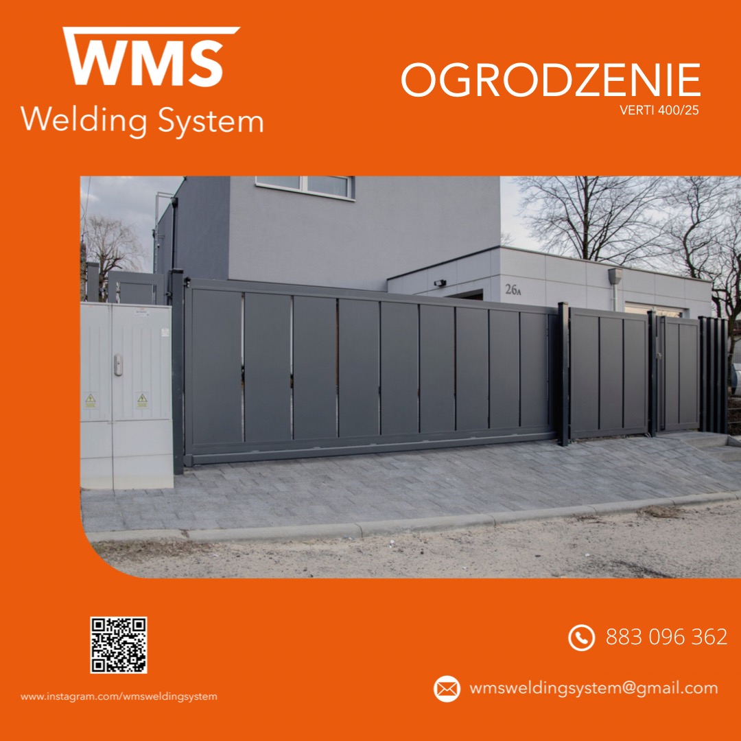 Nowoczesna przesuwna brama wjazdowa z szarych paneli pionowych, widoczna z zewnątrz posesji, z numerem domu 26A w tle.