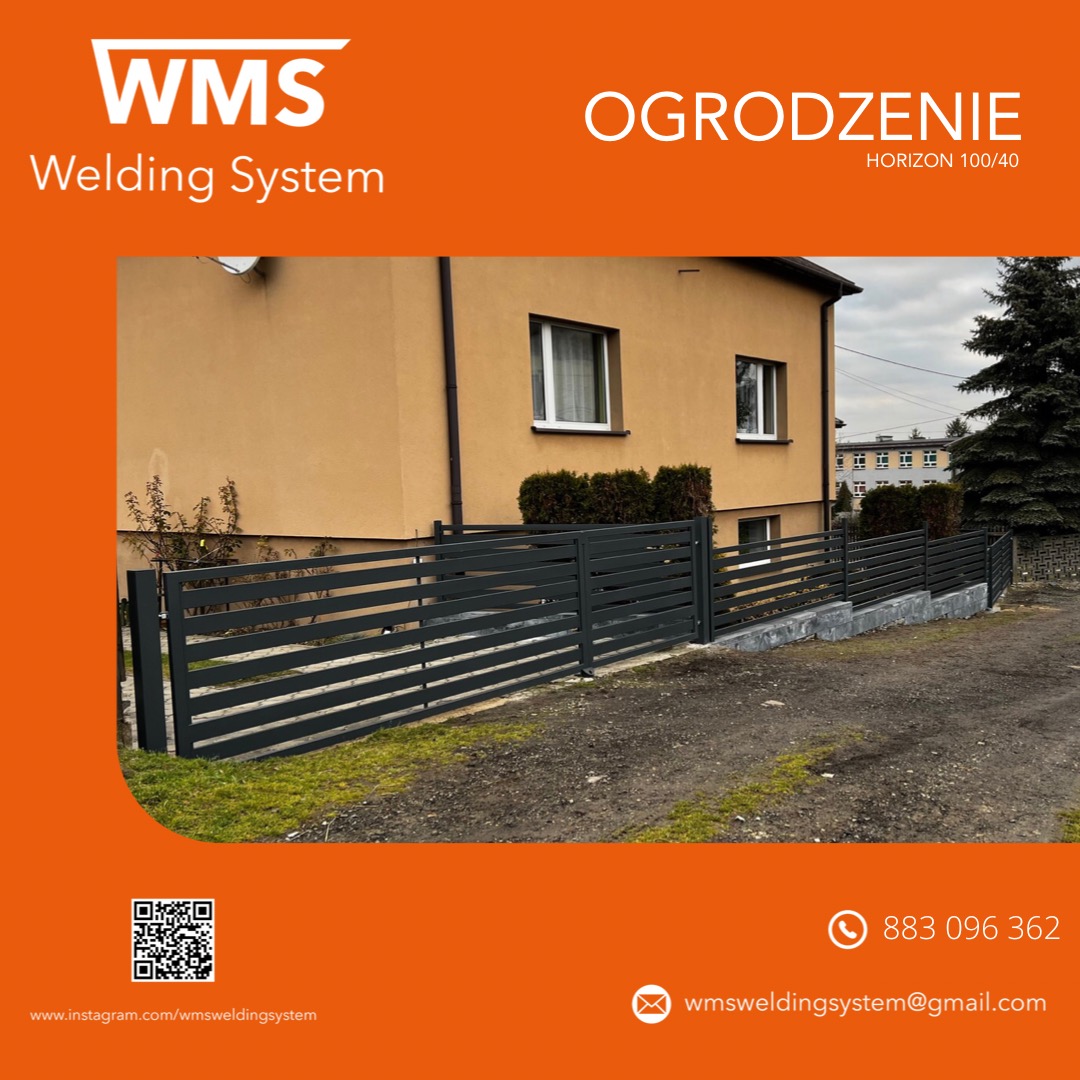 Nowoczesne ogrodzenie panelowe Horizon 100/40 w kolorze grafitowym, z poziomymi przęsłami, na tle domu jednorodzinnego i drzew, z logo firmy WMS Welding System.