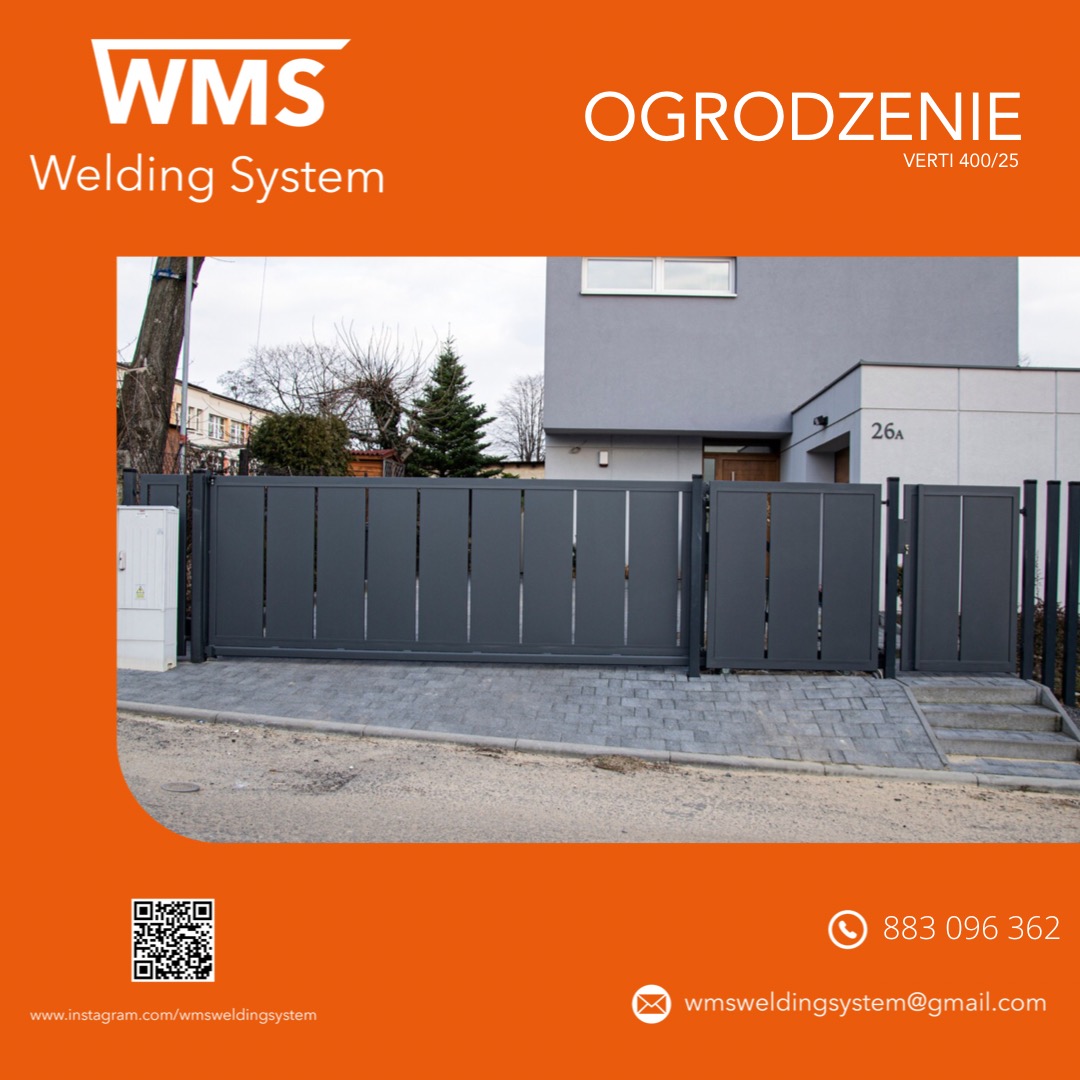 Nowoczesna, przesuwna brama wjazdowa w kolorze grafitowym z pionowymi szczelinami, zamontowana przed domem z numerem 26A, widoczna z poziomu kostki brukowej.