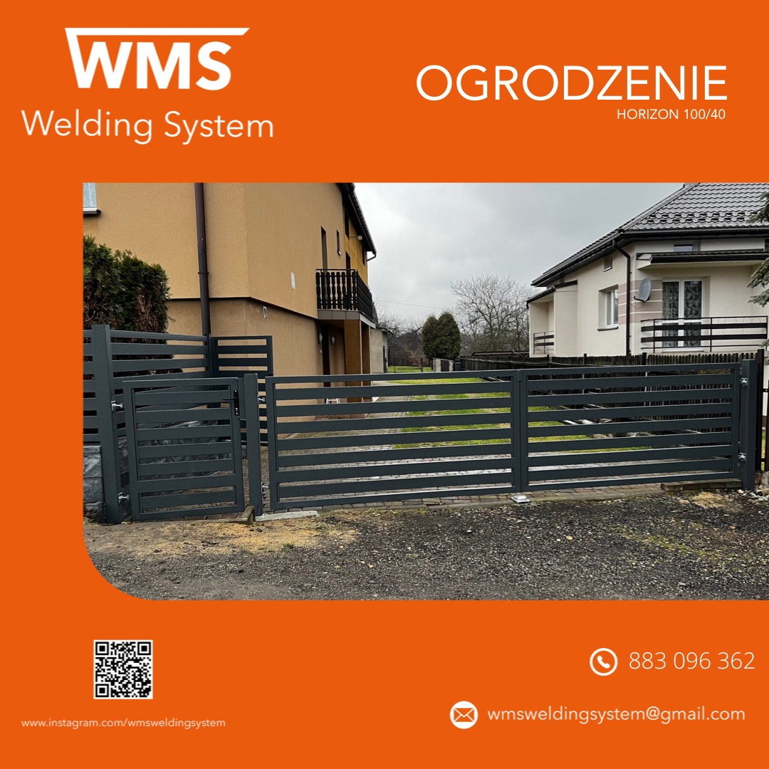 Nowoczesna, pozioma brama wjazdowa i ogrodzenie panelowe w kolorze grafitowym, model Horizon 100/40, na tle dwóch domów jednorodzinnych i szarej nawierzchni.