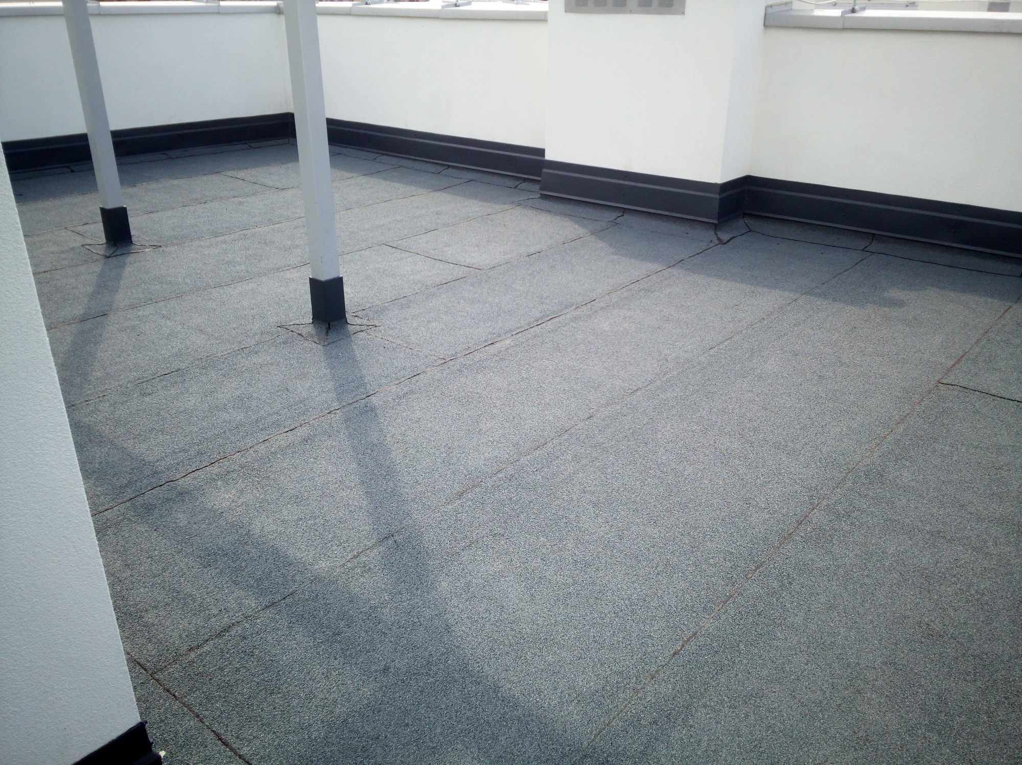 Wykończony dach płaski w Dzikach pokryty papą termozgrzewalną, widoczne elementy konstrukcyjne i obróbki blacharskie.