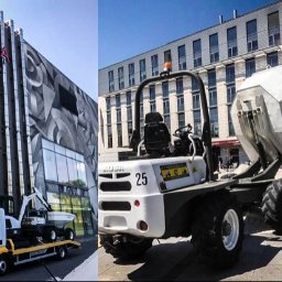 C-TECH SPÓŁKA Z OGRANICZONĄ ODPOWIEDZIALNOŚCIĄ - Żółto-biała laweta z małą wywrotką na platformie, zaparkowana przed budynkiem galerii handlowej, oraz wywrotka AUSA 25 wysypująca piasek na placu miejskim.