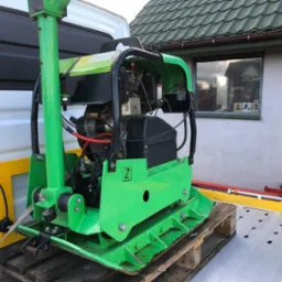 Zielona zagęszczarka spalinowa, model Z, umieszczona na drewnianej palecie na platformie transportowej
