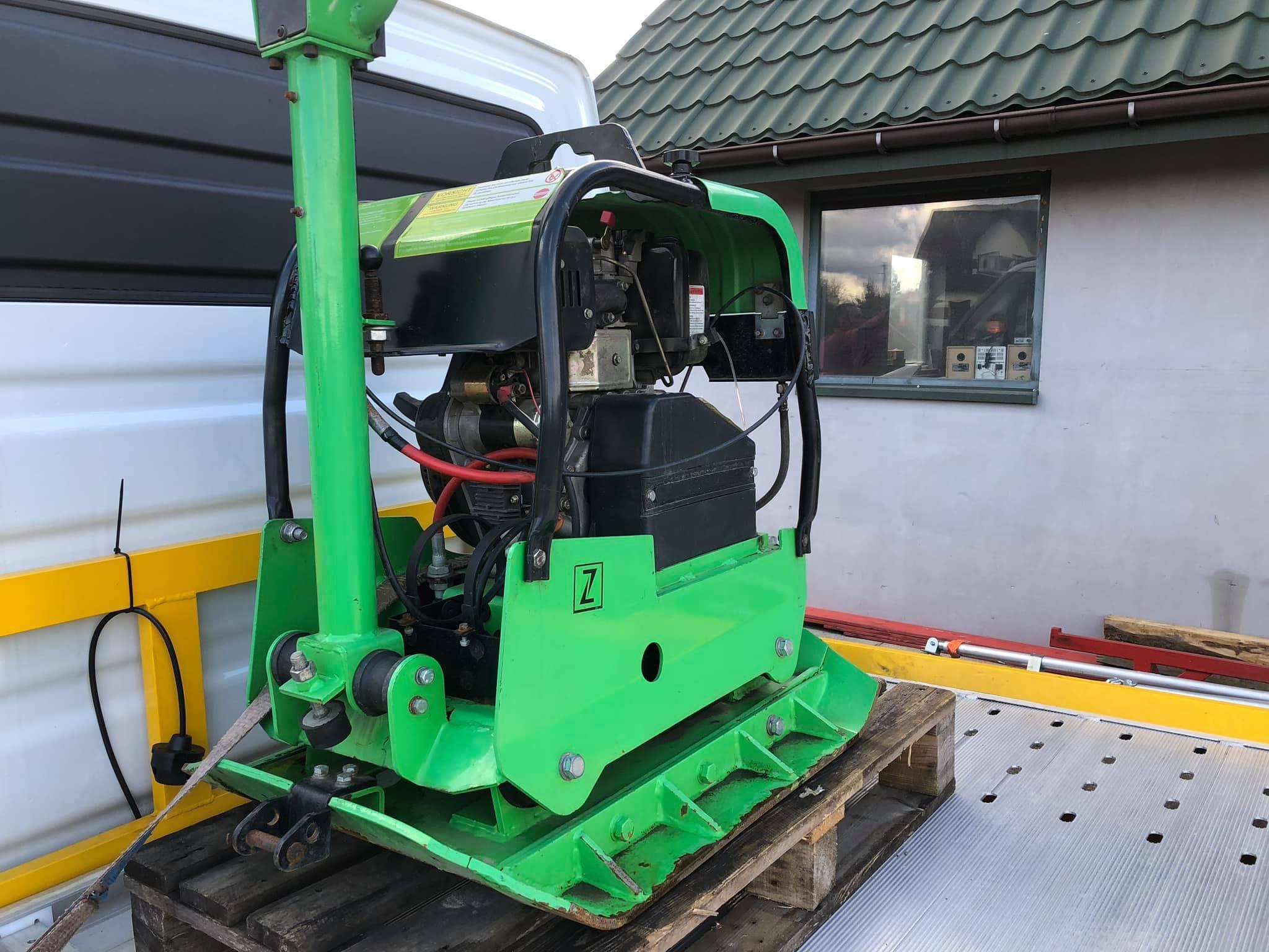 Zielona zagęszczarka spalinowa, model Z, umieszczona na drewnianej palecie na platformie transportowej