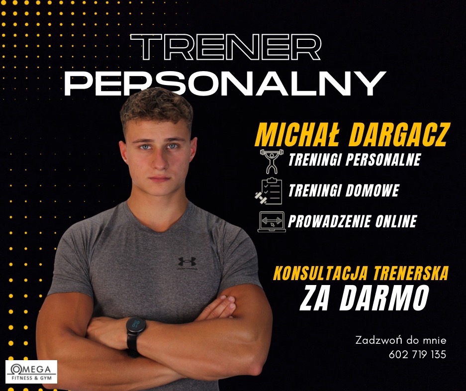 Młody mężczyzna, Michał Dargacz, z założonymi rękami na tle plakatu reklamującego treningi personalne, domowe i online, konsultacje trenerskie za darmo. Na nadgarstku widoczny smartwatch.