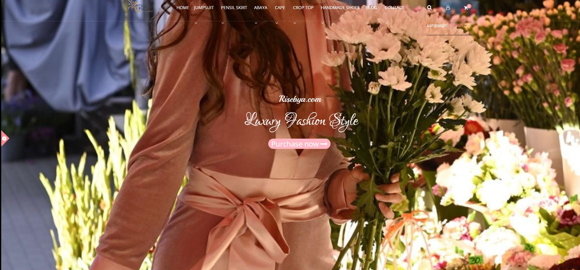Kobieta w welurowej sukience z kokardą w pasie, trzymająca bukiet białych chryzantem na tle kwiatów i strony internetowej shop.risebya.com.