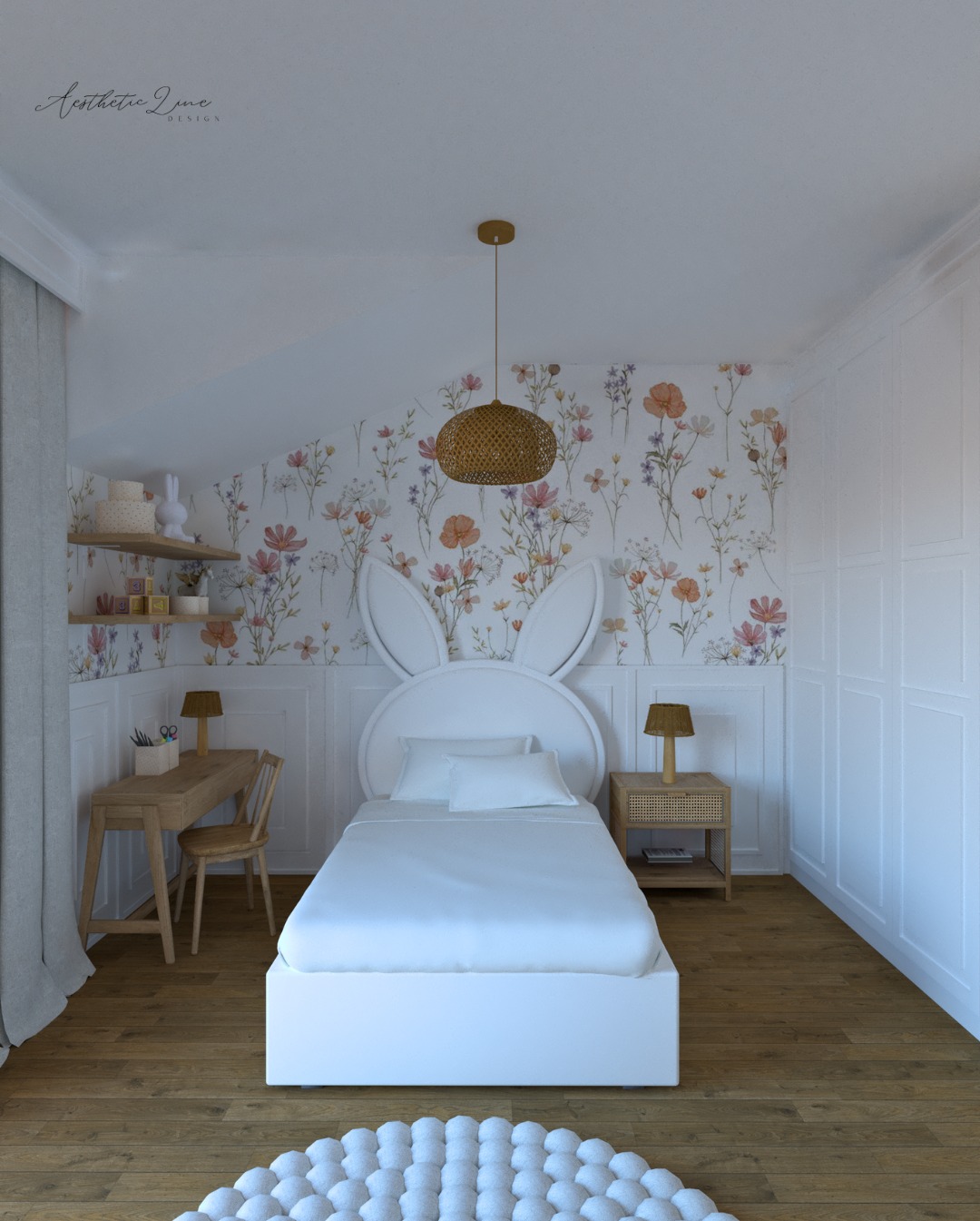 Pokój dziecięcy z łóżkiem w kształcie królika, biurkiem, półkami i kwiatową tapetą, oświetlony wiszącą lampą z abażurem z wikliny.