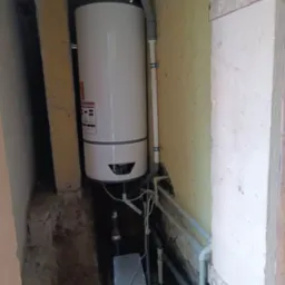 Pompa ciepła na ciepłą wodę użytkową Ariston.