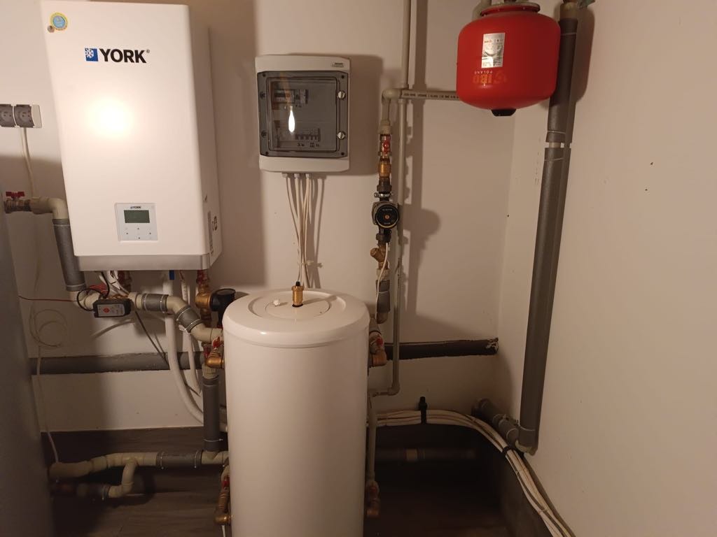 Instalacja pompy ciepła typu split w Bydgoszczy. Pompa York o mocy 10 kw