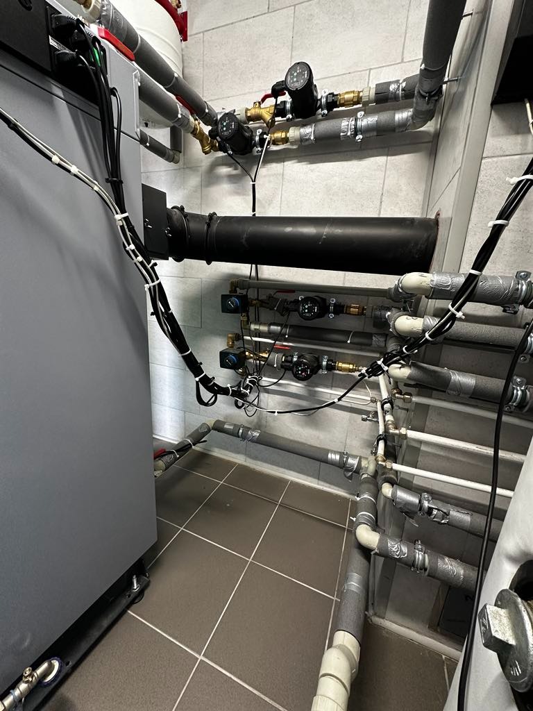 Instalacja kotła na pellet w Kościelcu. Kocioł SAS BIO EFFECT O MOCY 12 KW