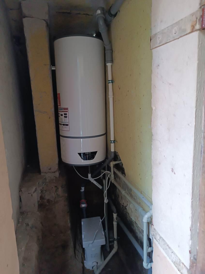 Pompa ciepła na ciepłą wodę użytkową Ariston.