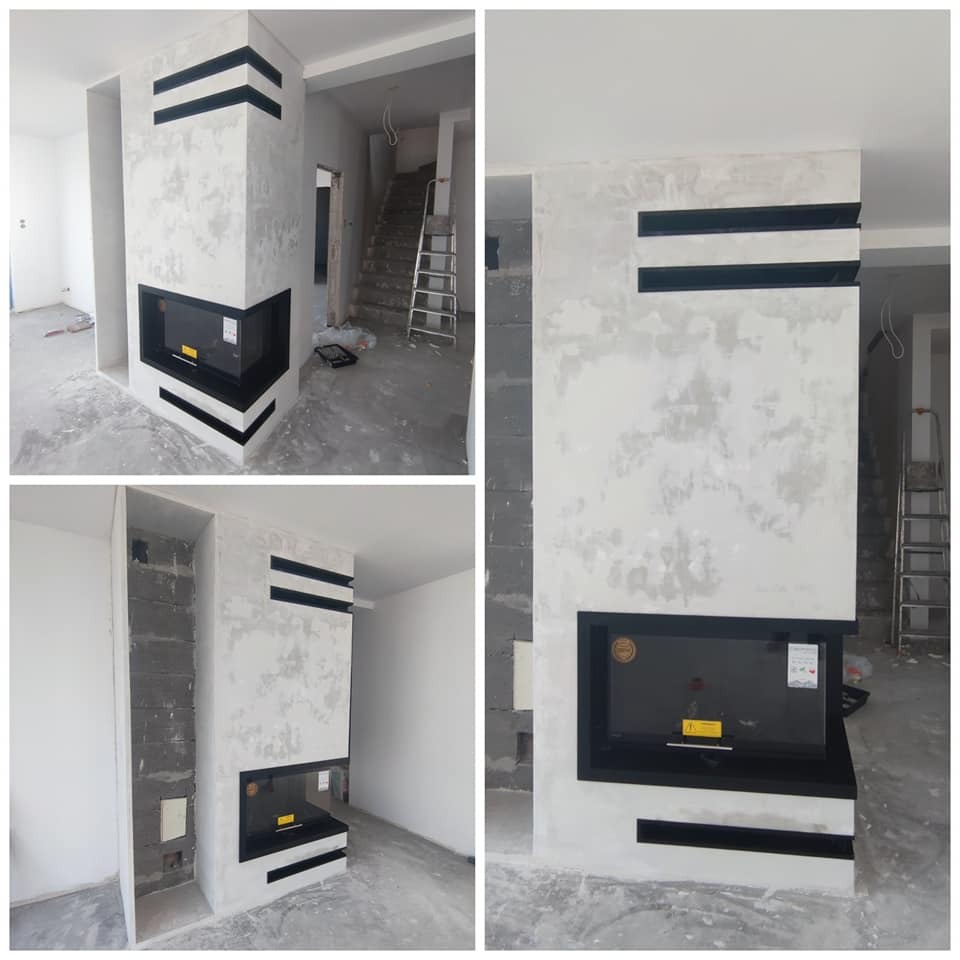 Wnętrze w trakcie wykończenia z nowoczesnym, narożnym paleniskiem obudowanym jasnoszarym tynkiem strukturalnym i czarnymi, poziomymi wstawkami, widok z trzech różnych perspektyw.