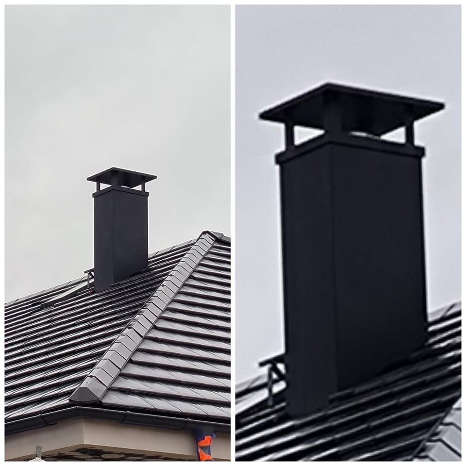 Dwa ujęcia czarnego, kwadratowego komina na dachu pokrytym ciemną dachówką. Widoczne szare niebo.