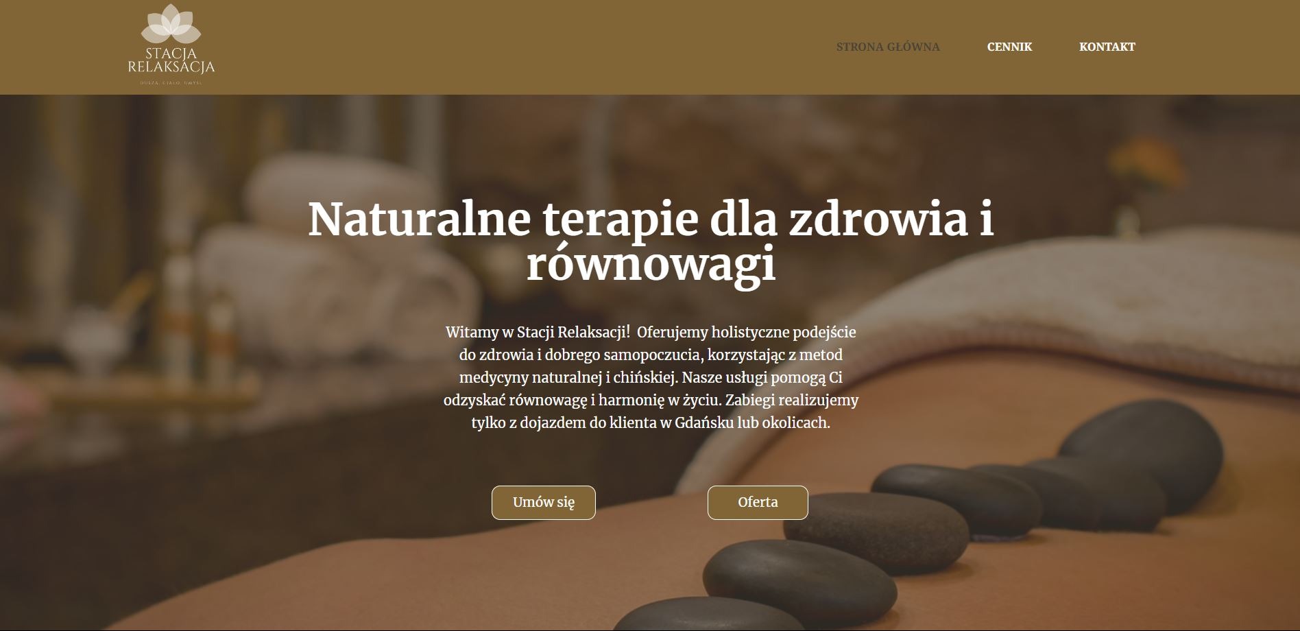 Wygląd strony internetowej stacji-relaksacja.pl z widocznym menu, nagłówkiem 'Naturalne terapie dla zdrowia i równowagi' oraz kamieniami do masażu na pierwszym planie.