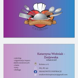 Maciej Budny - Wizytówka firmy cateringowej z logo przedstawiającym czapkę kucharską, sztućce i napis 'SMAKOWITE INSPIRACJE CATERING' na fioletowo-niebieskim tle, poniżej dane kontaktowe firmy.