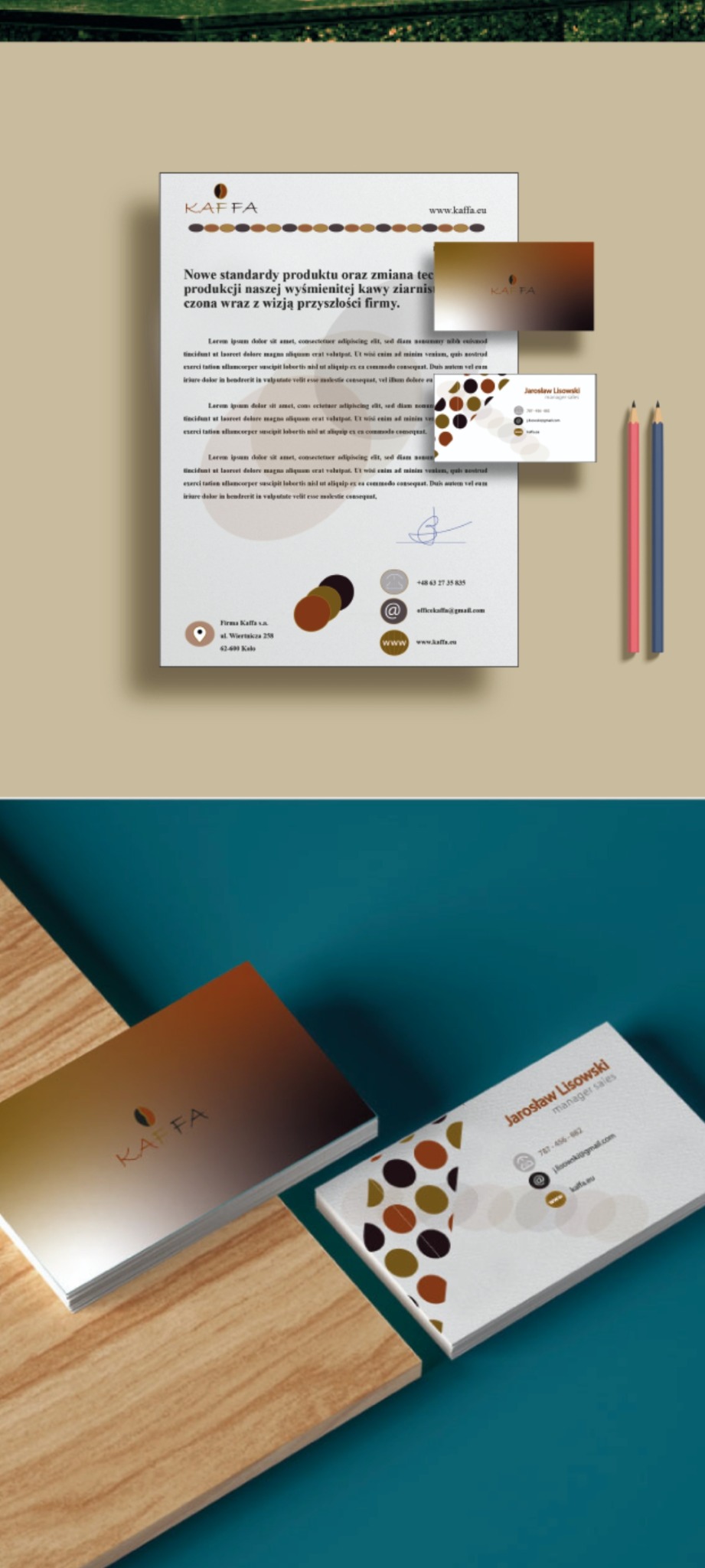 Zestaw materiałów firmowych marki kawy: ulotka, wizytówki, papier firmowy, zaprezentowane na tle w kolorach turkusu i drewna, z dodatkiem dwóch ołówków.