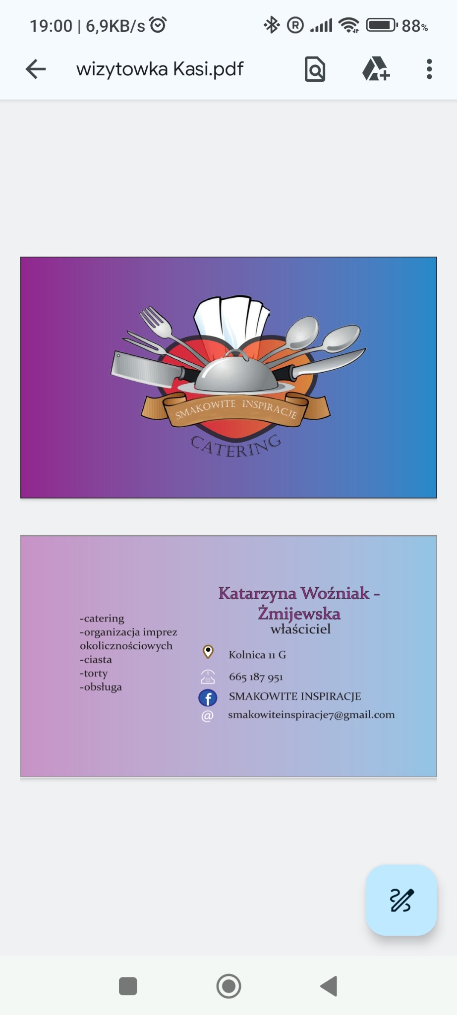 Wizytówka firmy cateringowej z logo przedstawiającym czapkę kucharską, sztućce i napis 'SMAKOWITE INSPIRACJE CATERING' na fioletowo-niebieskim tle, poniżej dane kontaktowe firmy.
